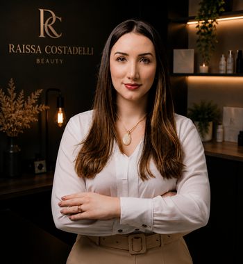 Raíssa Costa sentada no consultório
